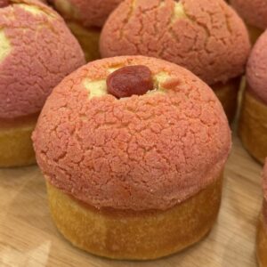 Brioche nature avec son craquelin fourrée au confit fraise